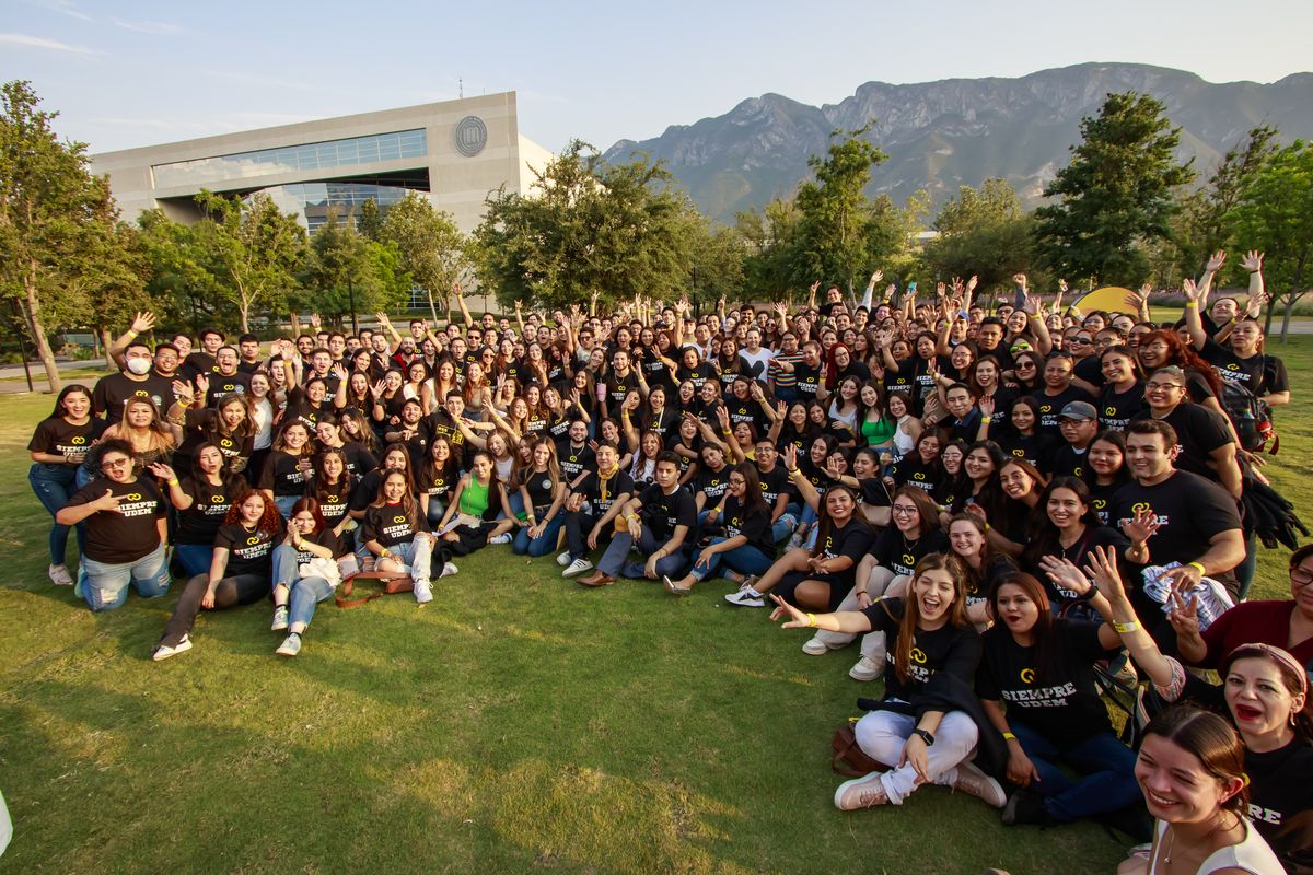 Conviven Y Se Unen A Comunidad De Egresados De La Udem Udem